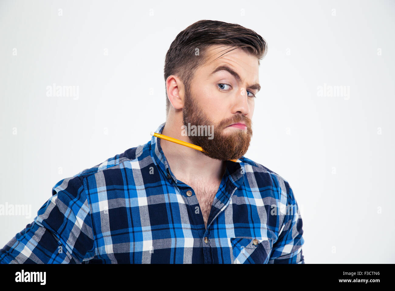 Ritratto di un uomo divertente con matita in barba isolato su uno sfondo bianco Foto Stock