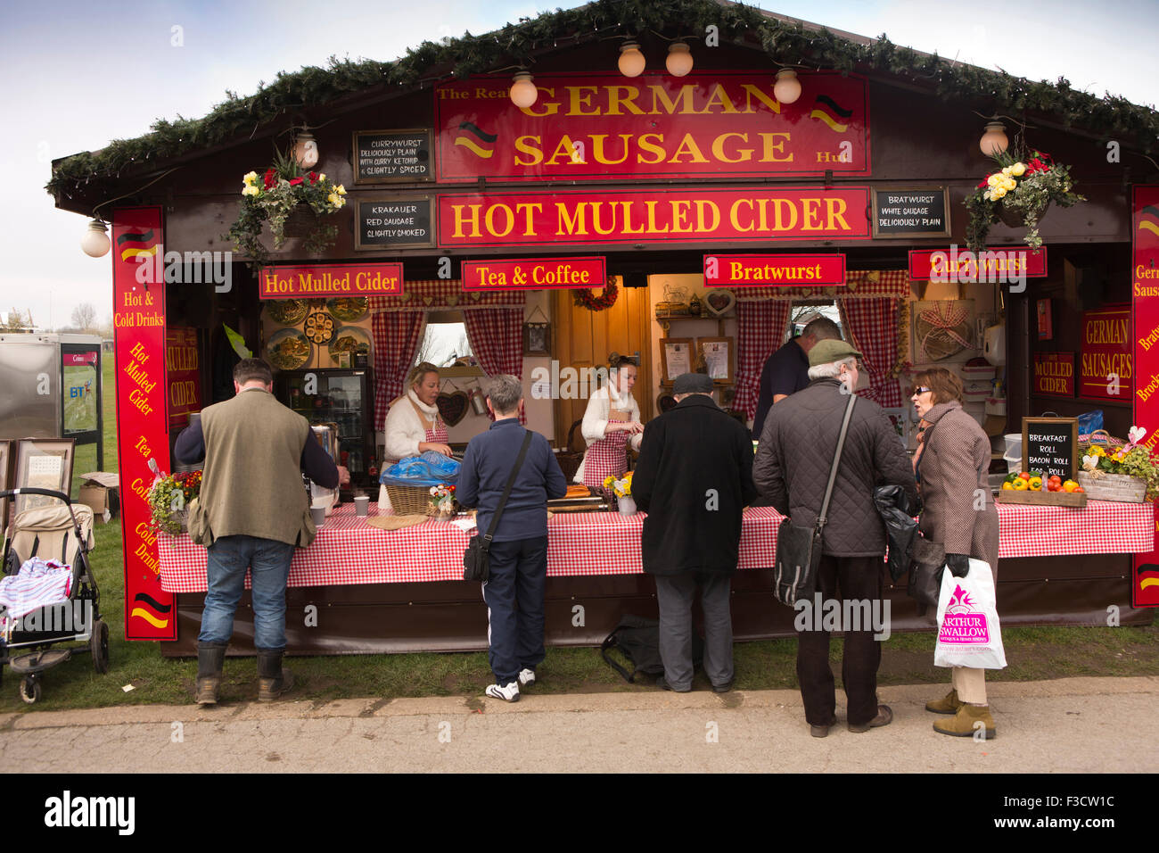 Regno Unito, Inghilterra, Lincolnshire, Lincoln, antiquariato, i clienti a salsiccia tedesca outdoor stallo alimentare Foto Stock