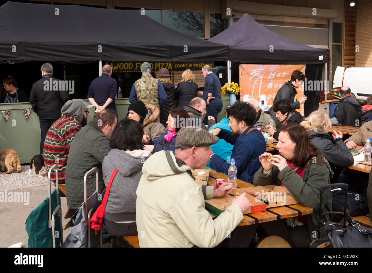 Regno Unito, Inghilterra, Lincolnshire, Lincoln, Antiquariato persone mangiare pizze a legna per la pizza in stallo Foto Stock