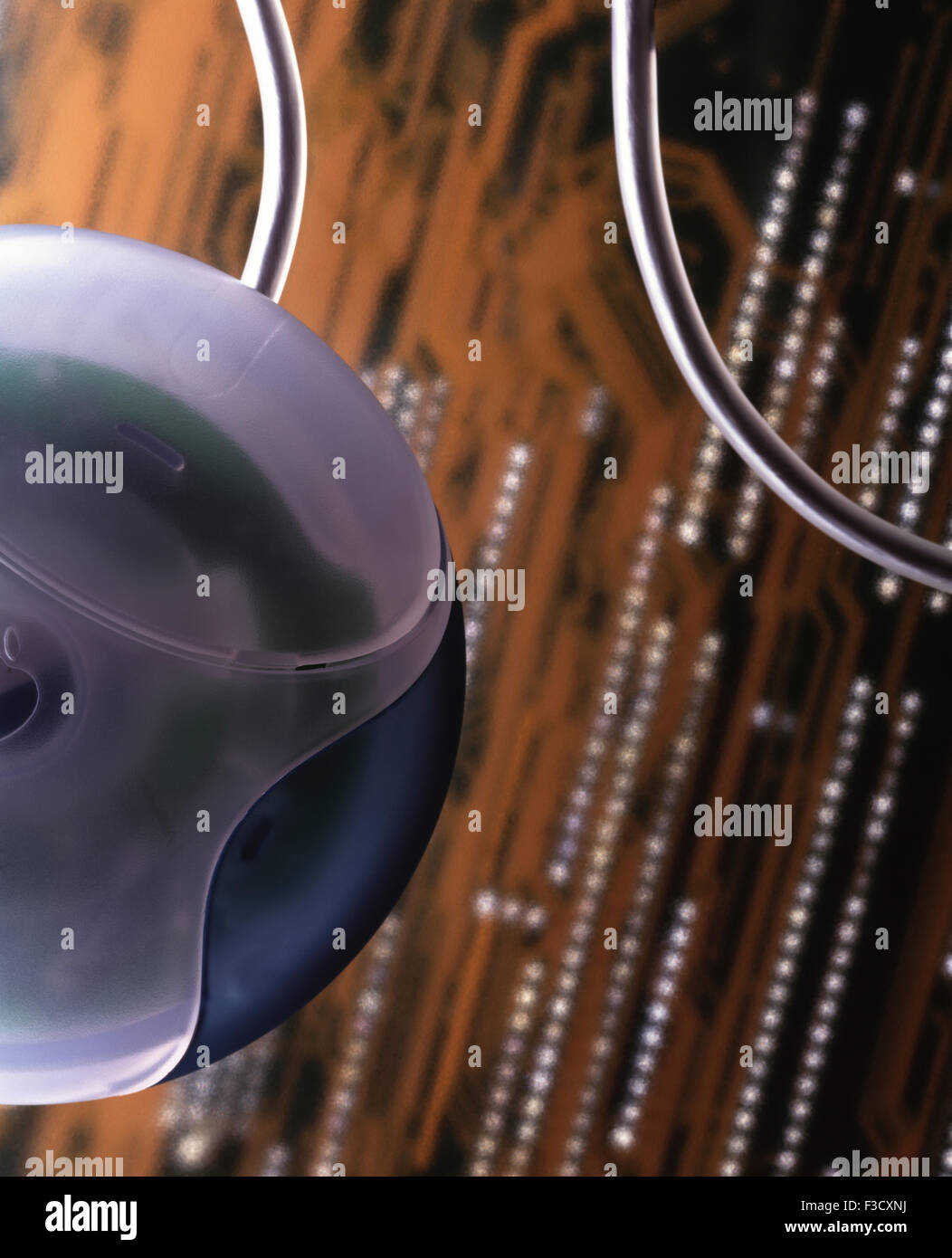 Un computer Apple mouse contro uno sfondo di una scheda madre. Foto Stock