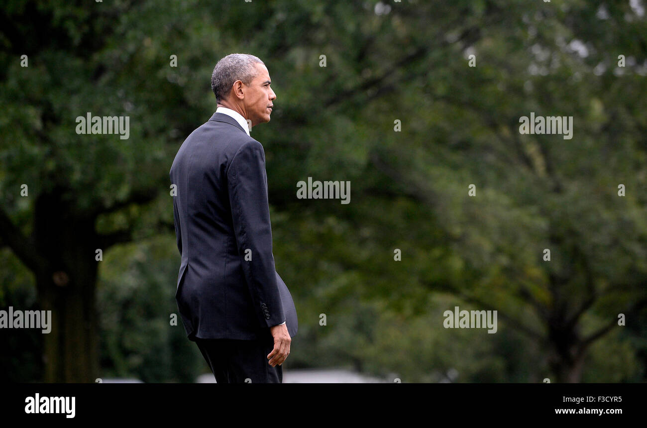 Il Presidente degli Stati Uniti Barack Obama passeggiate sulla South Lawn verso la Marina Uno prima della sua partenza dalla Casa Bianca il 4 ottobre 2015 a Washington, DC. Il presidente Obama sta viaggiando ad Emmitsburg, Maryland per offrire commento al 34th Nazionale Vigili del Fuoco caduti memoriale di servizio. Credito: Olivier Douliery / Pool via CNP - nessun filo SERVICE - Foto Stock