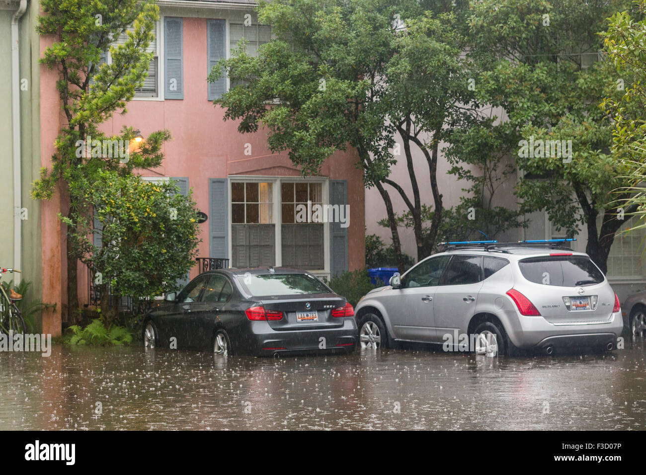 Charleston, Carolina del Sud, Stati Uniti d'America. 03 ott 2015. Case e automobili allagata nel quartiere storico come l'uragano Joaquin provoca forti piogge, alluvioni e venti forti come passa offshore Ottobre 3, 2015 a Charleston, Carolina del Sud. Foto Stock