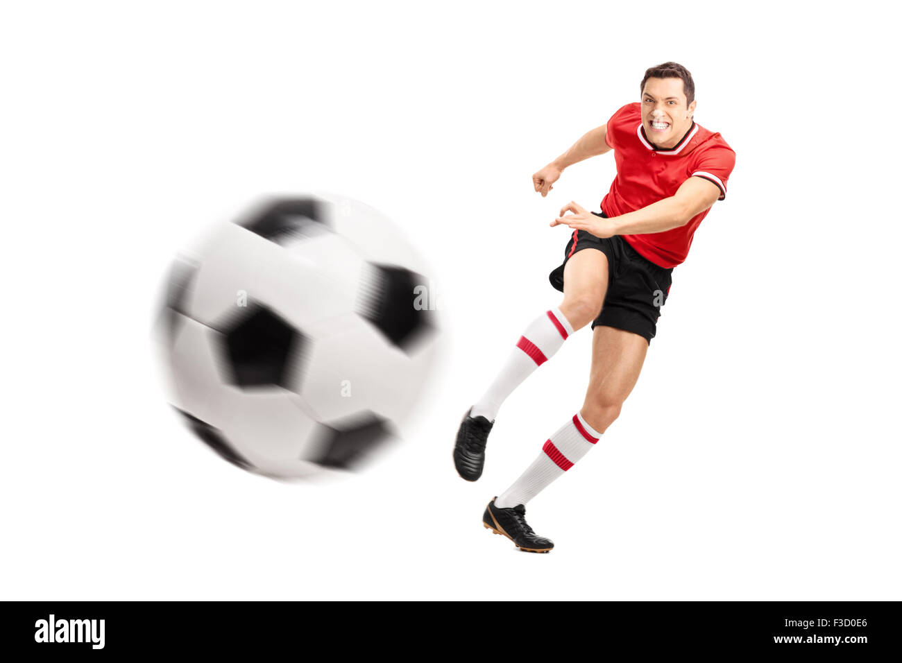 Giovane calciatore di calcio di un pallone hard isolato su sfondo bianco con il focus sul lettore Foto Stock