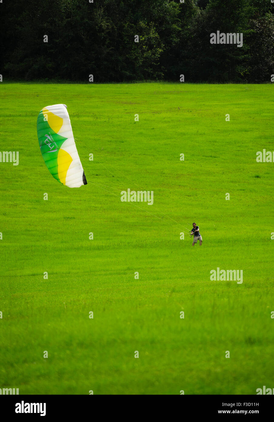 L'uomo prove il suo kite surf le competenze in un campo di grandi dimensioni. Foto Stock