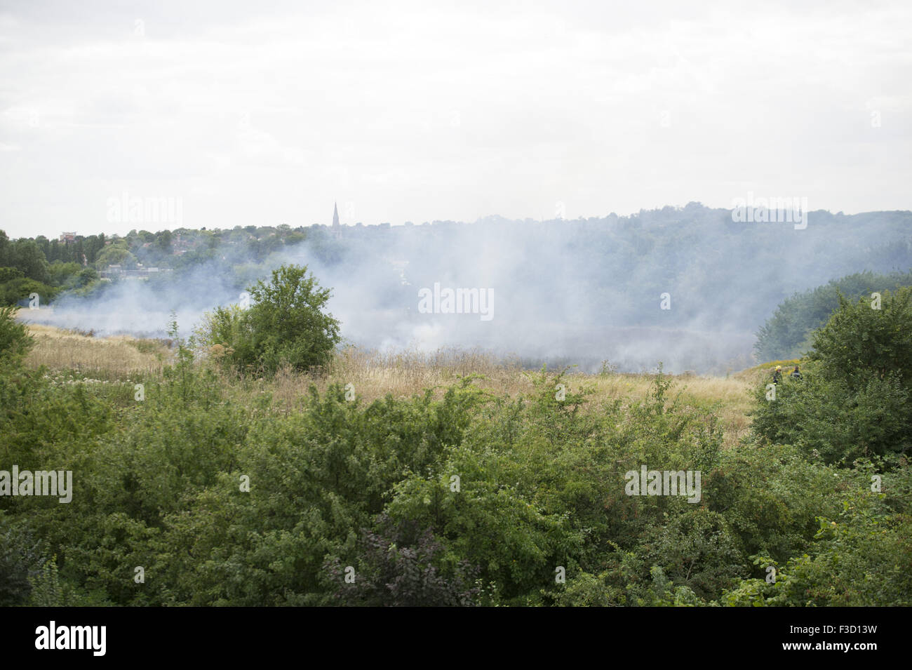 Brent serbatoio porta antincendio circolare nord vicino a riposare ancora mentre fire fighters affrontare la situazione con: atmosfera dove: Londra, Regno Unito quando: 04 Ago 2015 Foto Stock