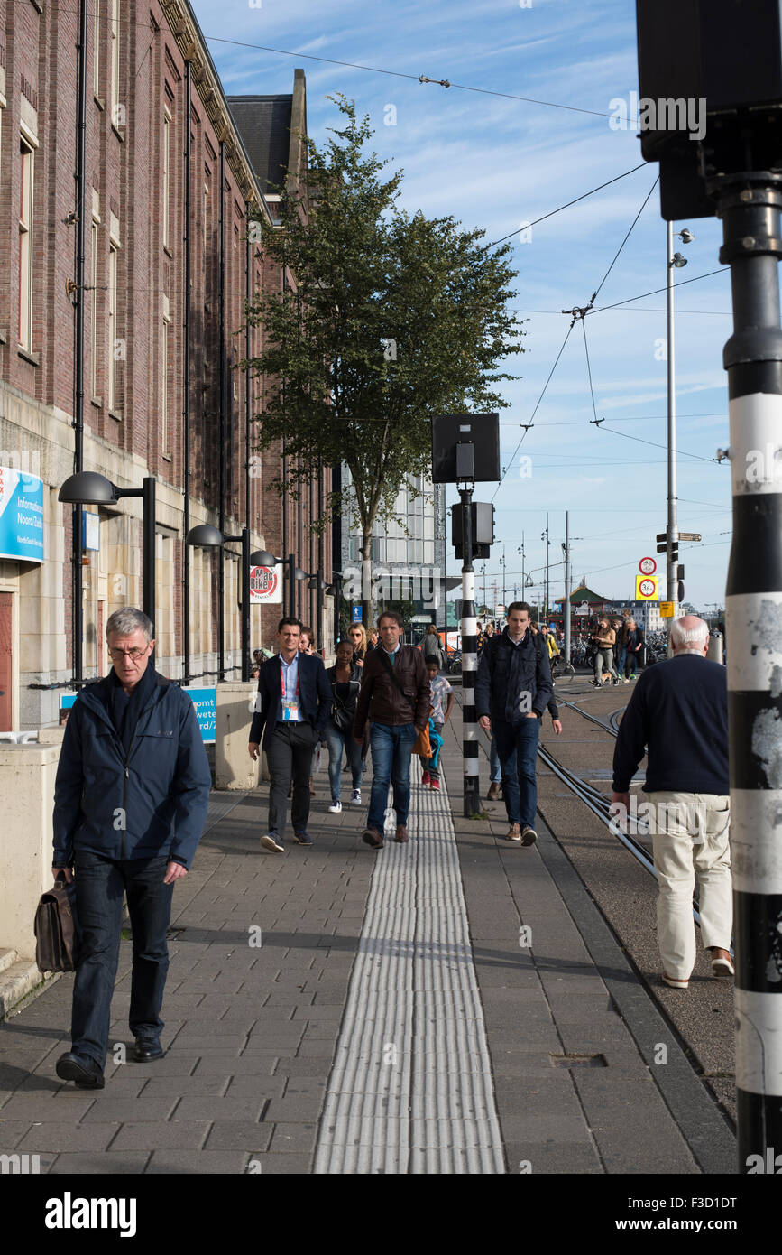 I viaggiatori casuali sulla loro strada per la Stazione Centrale di Amsterdam Foto Stock