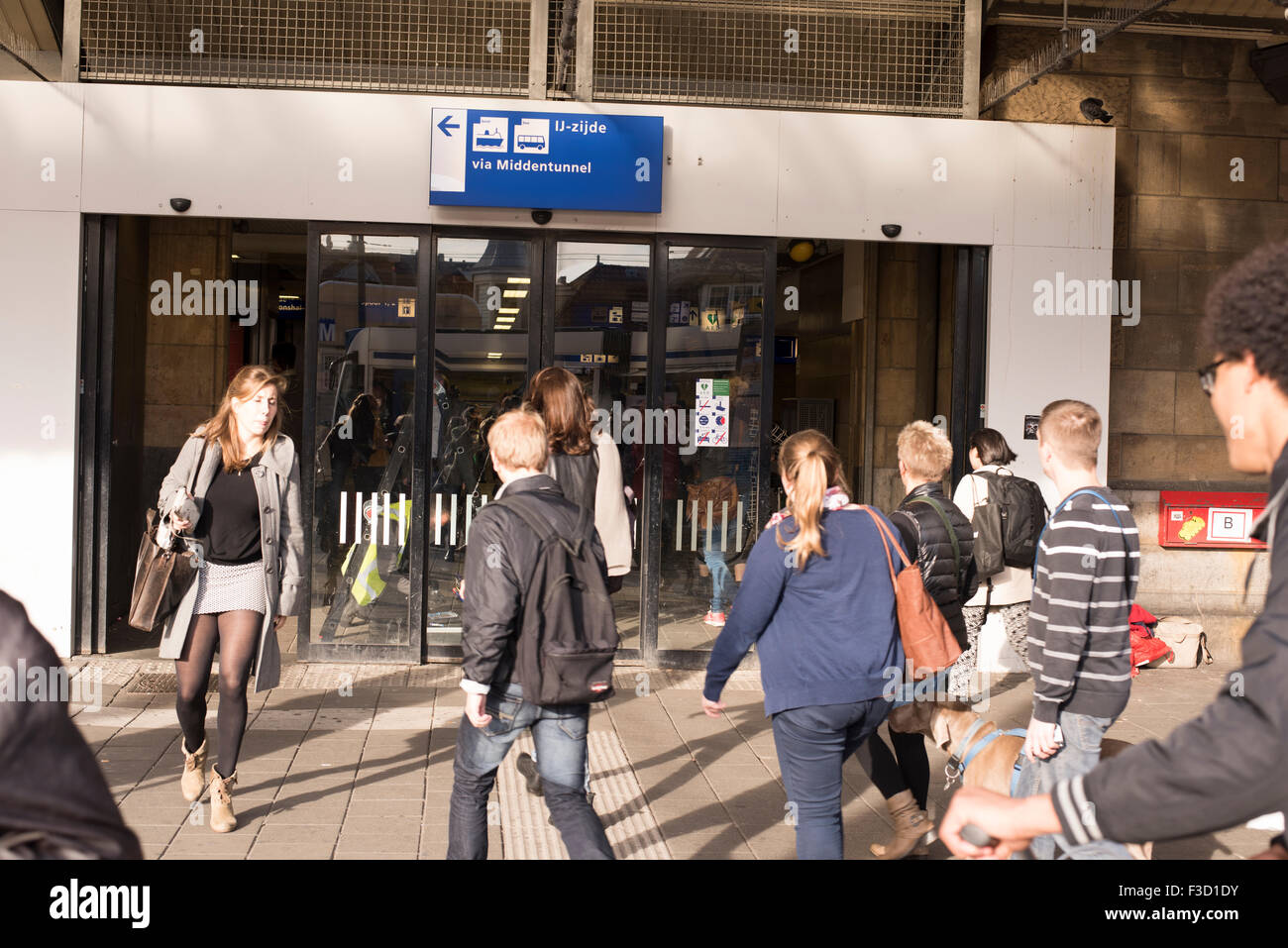 I viaggiatori casuali di entrare e di lasciare la stazione centrale di Amsterdam Foto Stock