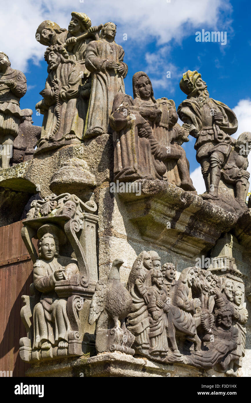 Calvario chiesa parrocchiale Guimiliau titolo di St James Finistere Bretagna francese Francia Europa Foto Stock