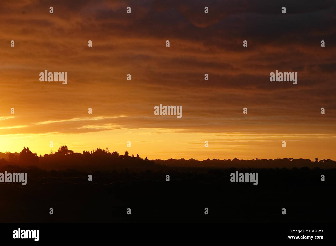 Giorno Nuvoloso Tramonto nella bellissima Algarve, vicino a Alvor Foto Stock