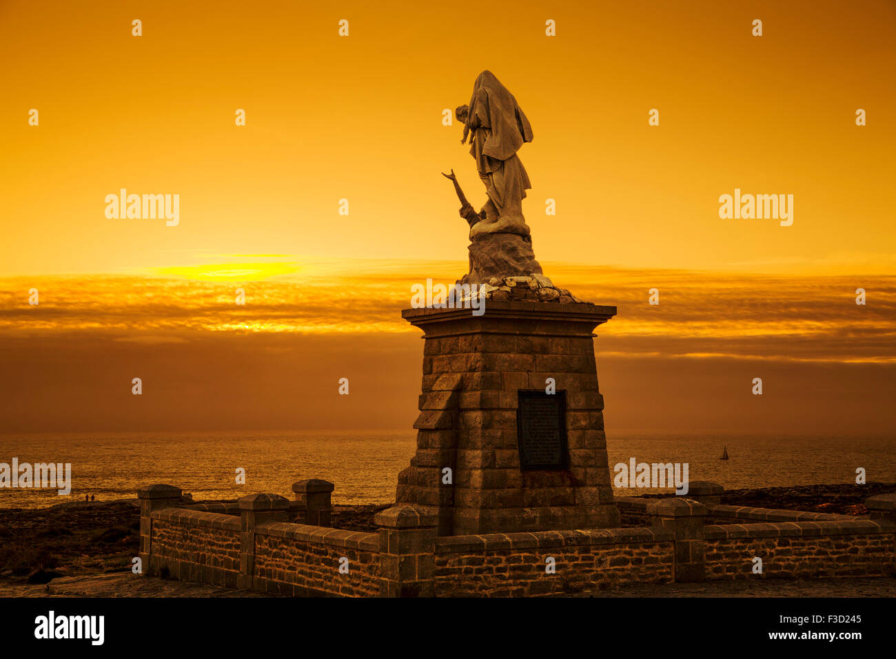 Sunset Nota Dame des Naufrages Pointe du Raz Finistere Bretagna francese Francia Europa Foto Stock
