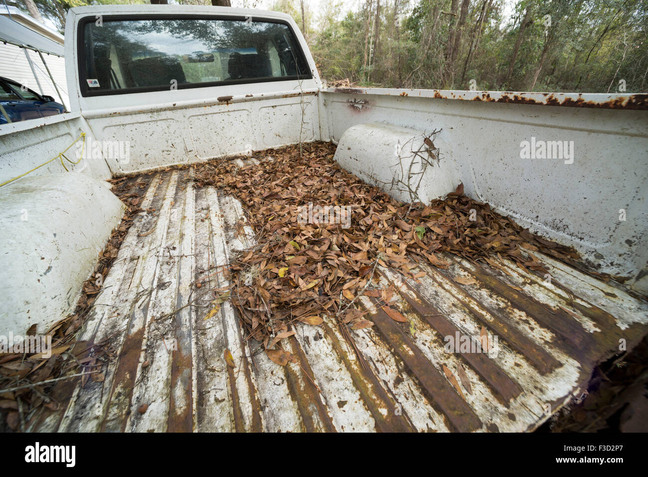 Rusty pickup truck riempito con detriti. Foto Stock