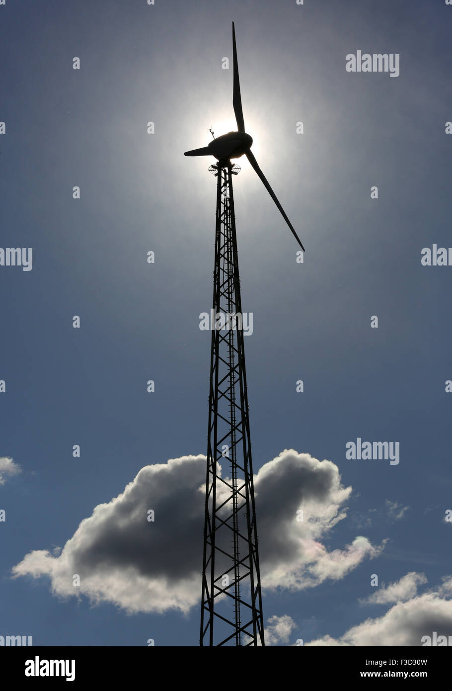 Guestrow, Germania. 29Sep, 2015. Un prototipo per un esente da manutenzione montante di reticolo per le turbine eoliche a Guestrow, Germania, 29 settembre 2015. Il 49,5 metri di altezza montante costruito dal Stieblich Hallenbau GmbH Azienda è progettato in modo tale da evitare la corrosione ed è ora nella sua fase di test. Foto: BERND WUESTNECK/DPA/Alamy Live News Foto Stock
