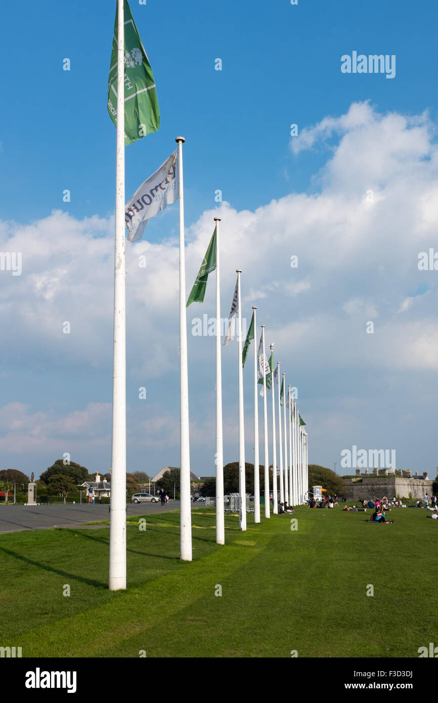 Una lunga fila di bandiera poli lungo la zappa Promenade su Plymouth Hoe Foto Stock