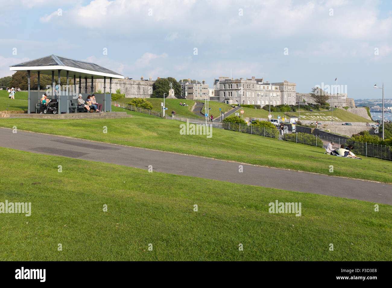 Plymouth Hoe Park con il Royal Citadel in background Foto Stock
