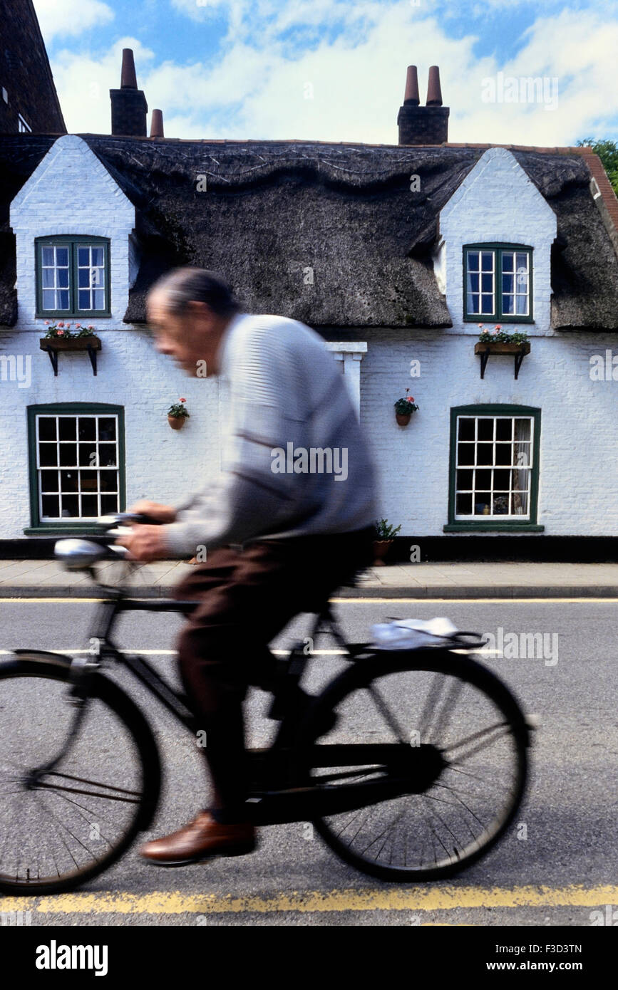 Uomo su una bicicletta in Alford. Lincolnshire. In Inghilterra. Regno Unito Foto Stock