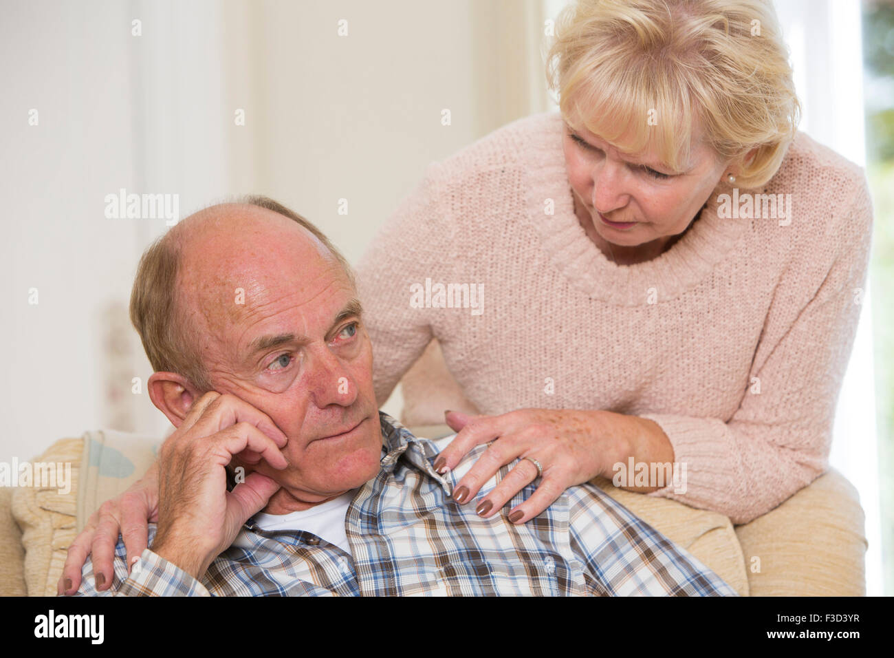 Donna consolante uomo anziano con depressione Foto Stock