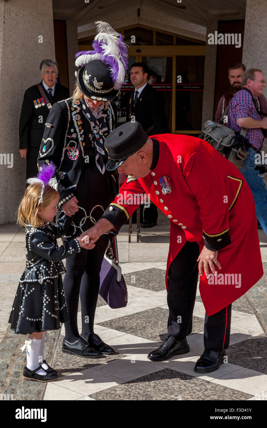 Un pensionato di Chelsea scuote le mani con una principessa di perla in occasione dell'annuale perlacea re e regine di Harvest Festival, London, Regno Unito Foto Stock