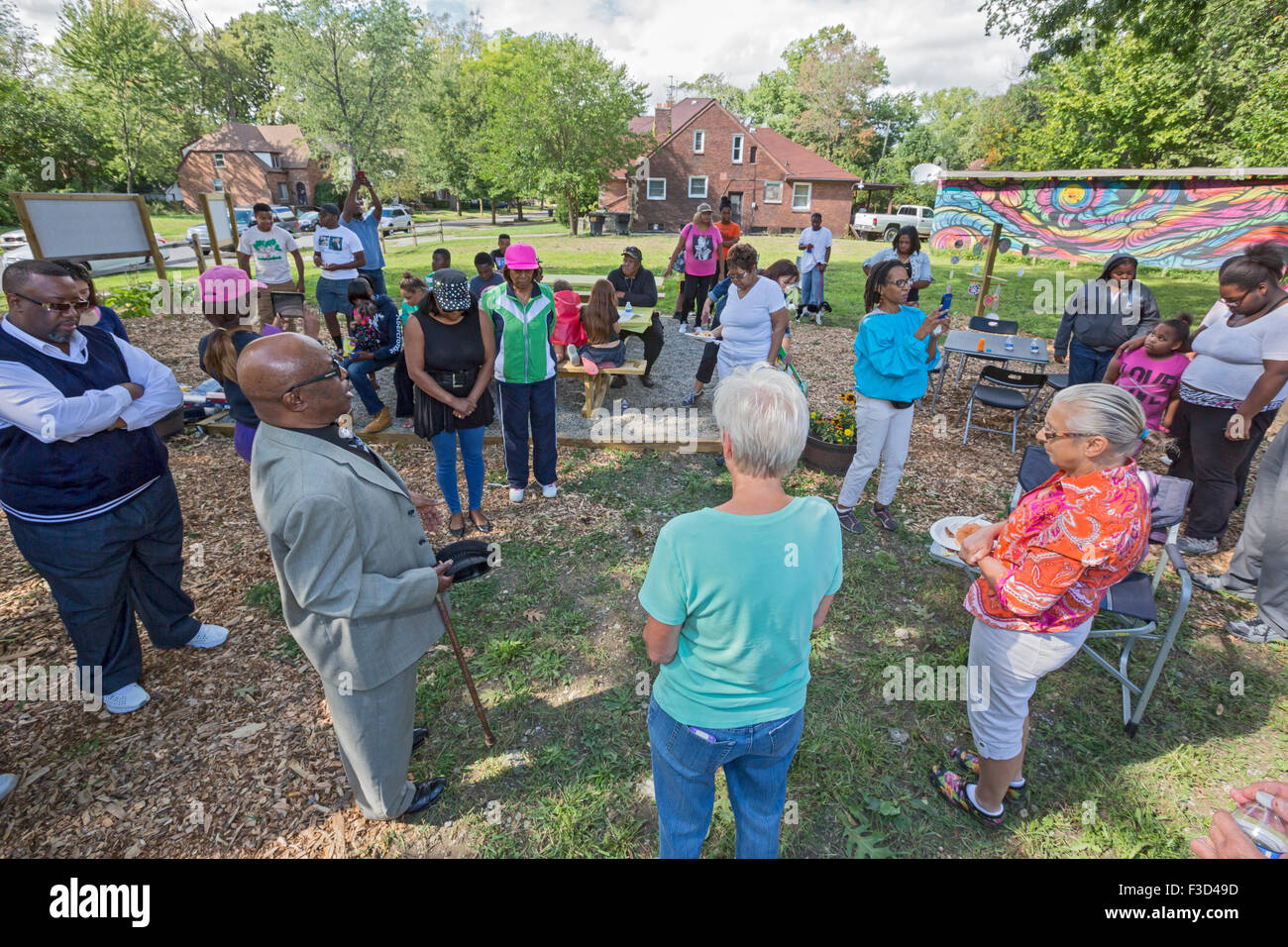 Detroit, Michigan - i membri delle tre miglia Club di blocco di dedicare un parco hanno creato dove le case sono state distrutte. Foto Stock