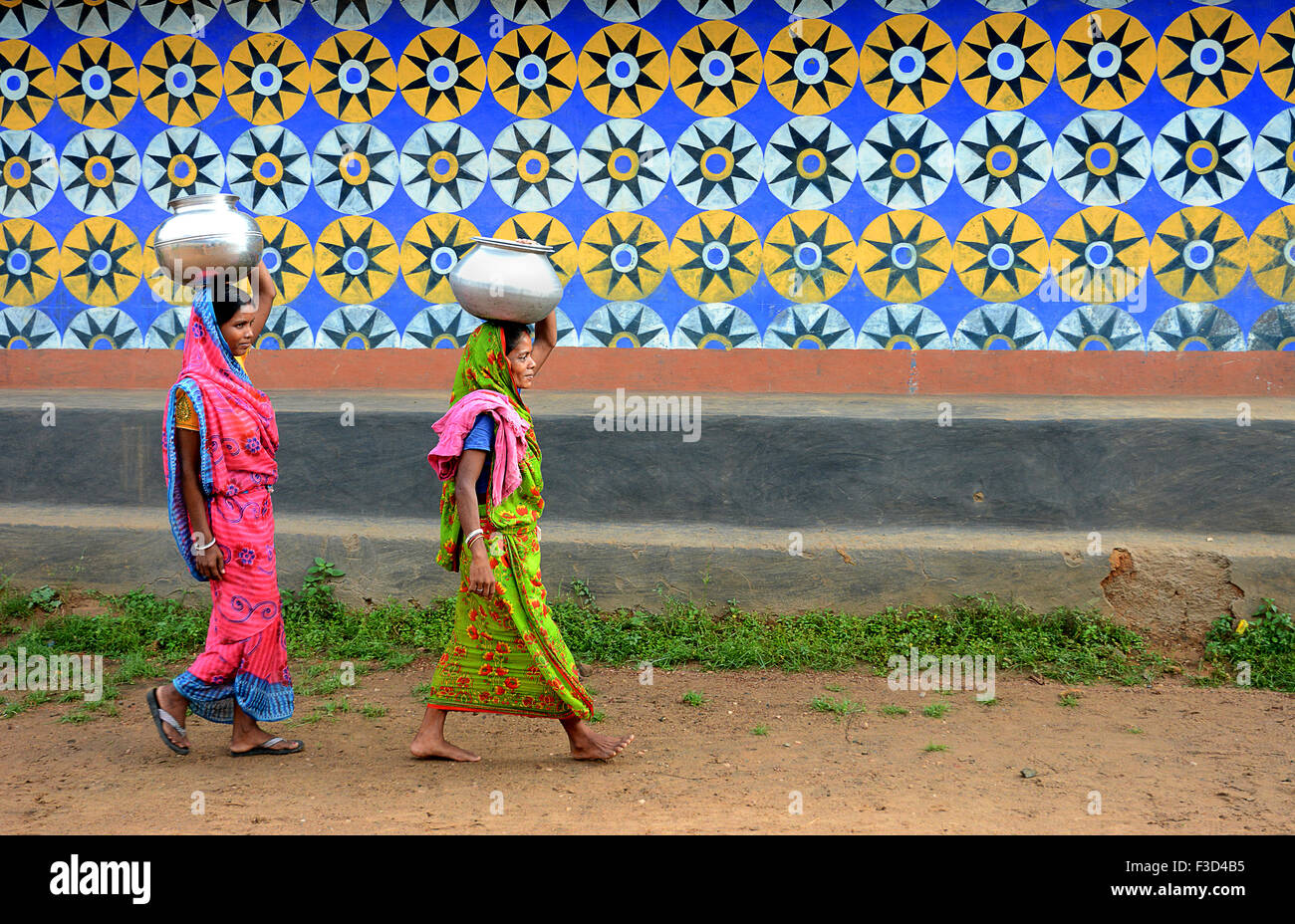 Destinazione - due donne sono raccolti acqua lontano del loro villaggio. Foto Stock