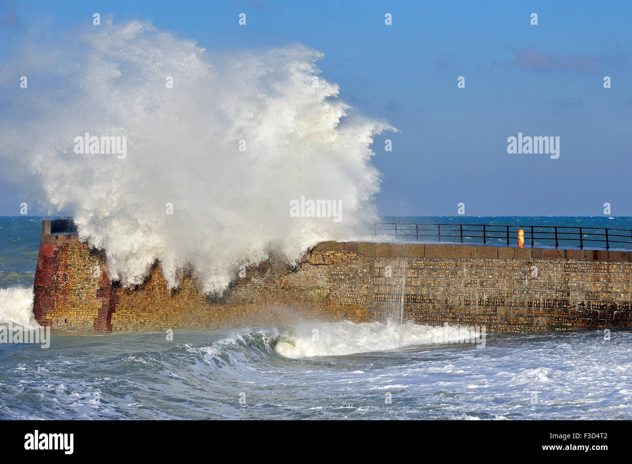 Onda gigante che si infrangono sulle pier / jetty durante la tempesta lungo la costa del Mare del Nord Foto Stock