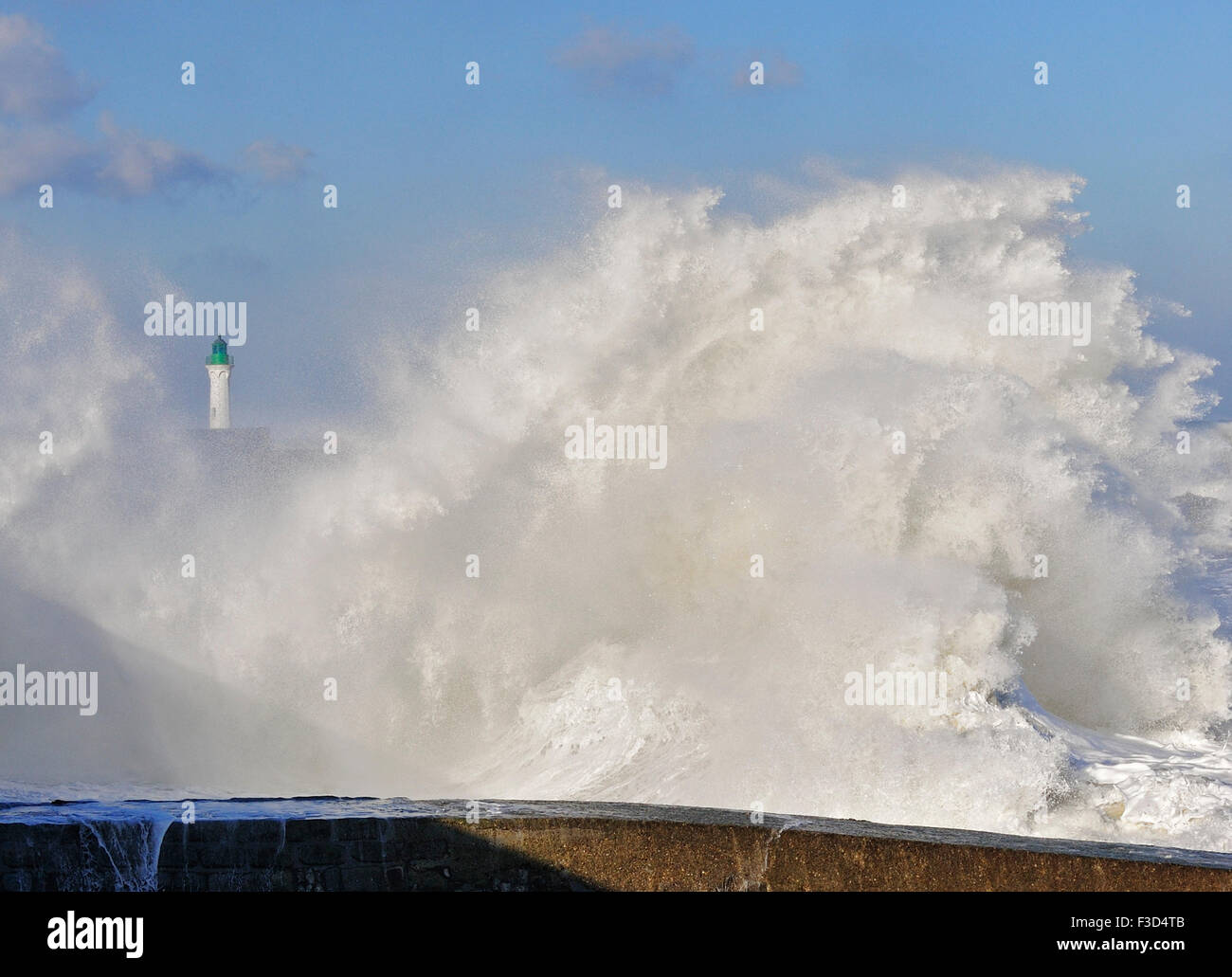 Giant Wave schiantarsi su jetty durante la tempesta lungo la costa del Mare del Nord Foto Stock
