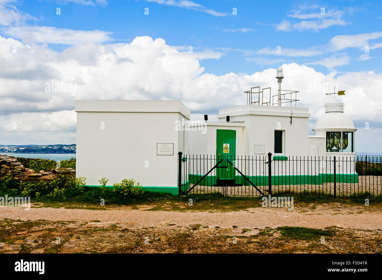 Il bianco e il verde verniciato piccolo faro alla fine di Berry Head che fa parte della catena della costa sud beacon Foto Stock