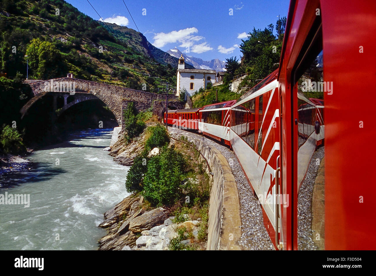 Il Glacier Express railway passando Ritibrücke in Neubrück Stalden (Svizzera). Foto Stock