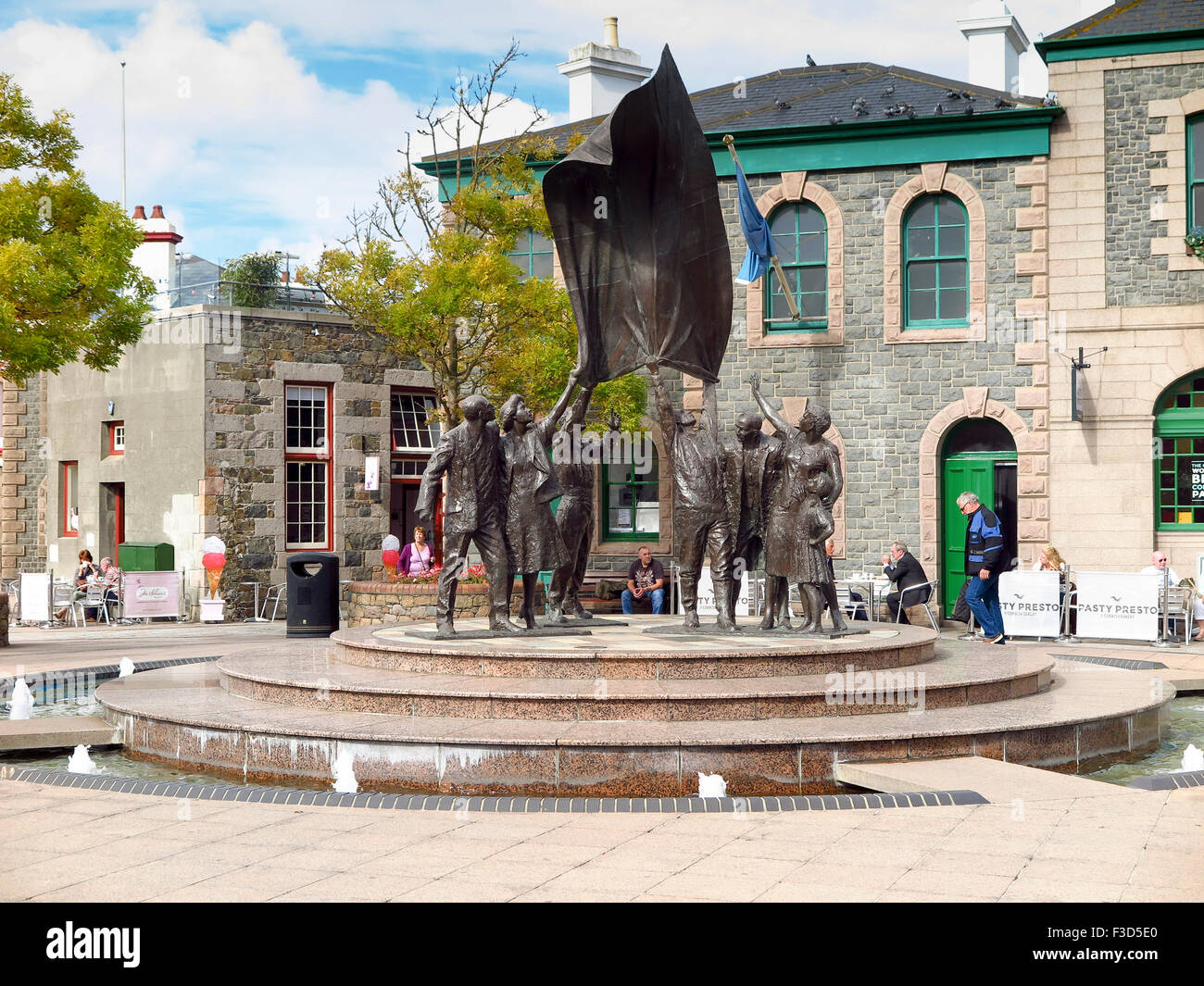 La liberazione di bronzo di una scultura in Piazza Liberazione a St Helier, Jersey Foto Stock