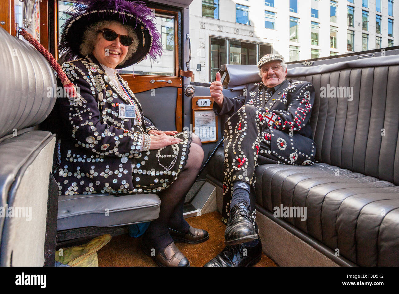 Un perlacea re e regina attendere prima di lasciare la chiesa di St Mary-le-Bow dopo il raccolto annuale Festival servizio in chiesa, London, Regno Unito Foto Stock