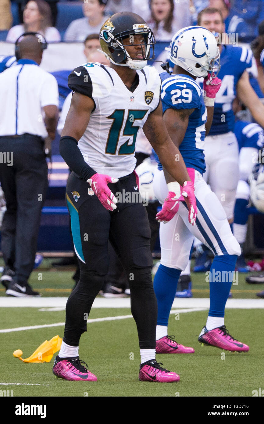 Le ore di lavoro straordinario. 4 Ott 2015. Jacksonville Jaguars wide receiver Allen Robinson (15) cerca la bandiera dopo aver interferito con da Indianapolis Colts cornerback Vontae Davis (21) durante il gioco di NFL tra Jacksonville Jaguars e Indianapolis Colts a Lucas Oil Stadium di Indianapolis, Indiana. La Indianapolis Colts ha vinto in 16-13 ore di lavoro straordinario. Christopher Szagola/CSM/Alamy Live News Foto Stock