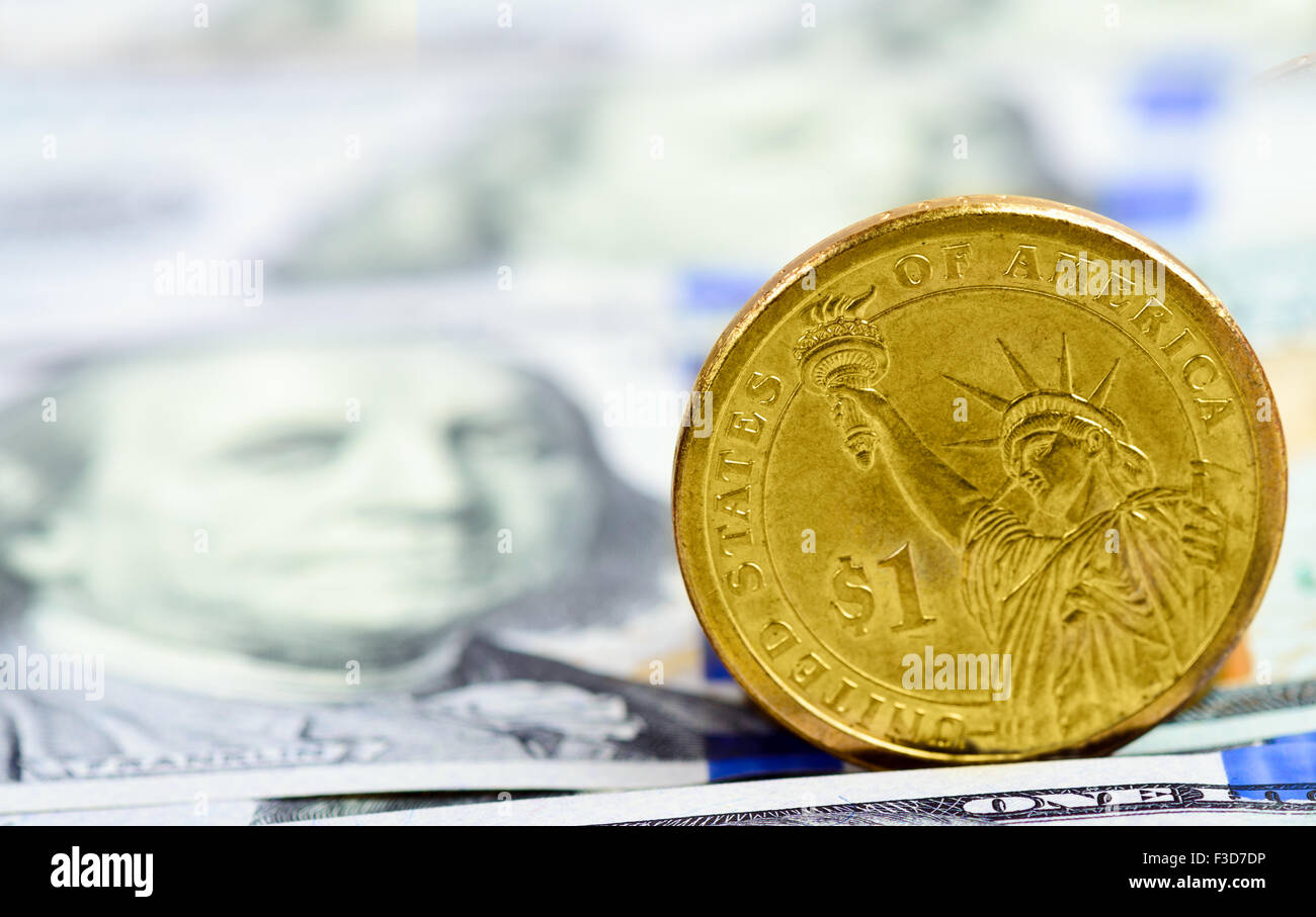 Una moneta del dollaro sulle banconote americane Foto Stock