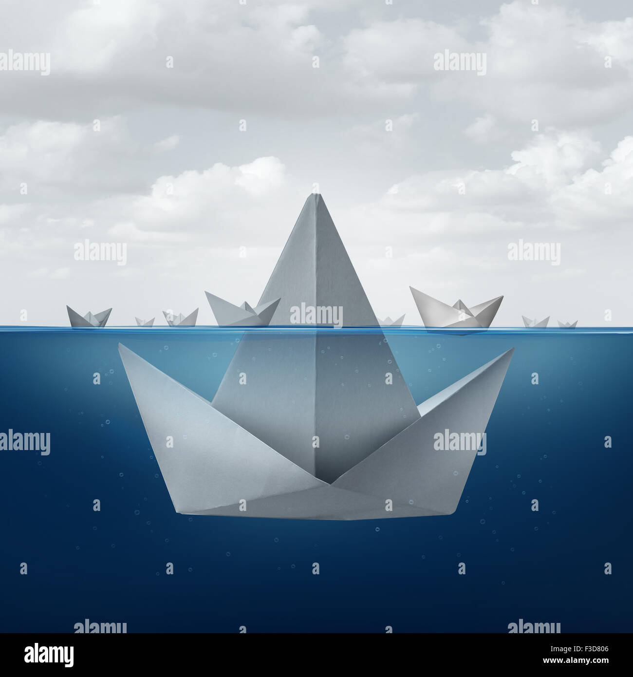 Business ignoranza e paura nozione come un gruppo di carta barche galleggianti intorno alla punta di un gigantesco origami barca vela cercando come un ice berg forma come una metafora per la concorrenza occulta e corporate inganno. Foto Stock