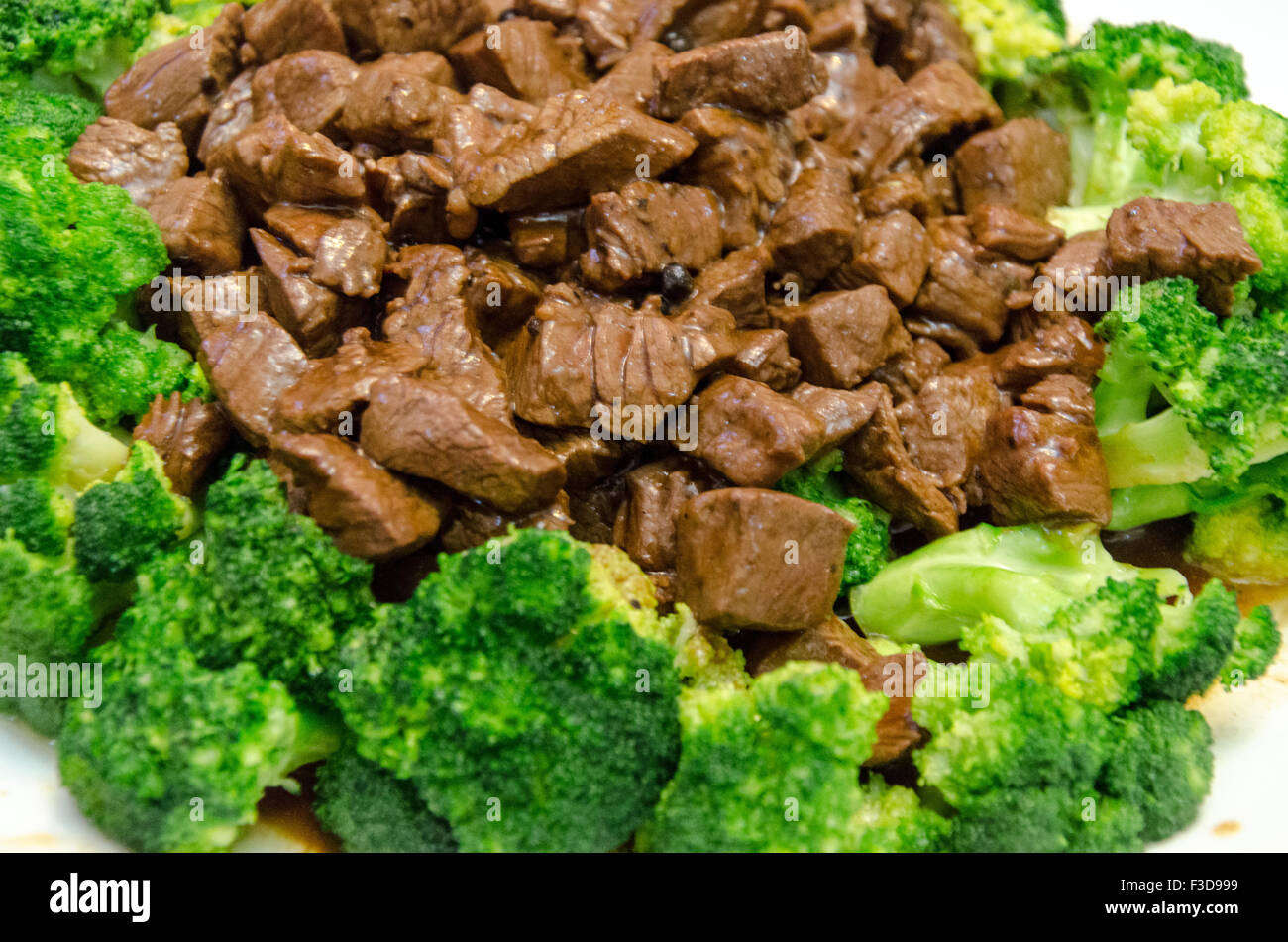 Cibo cinese: le carni bovine e i broccoli su una piastra bianca Foto Stock