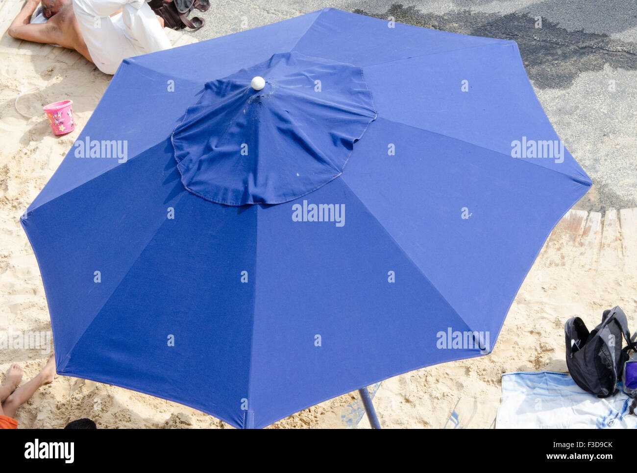 Un ombrellone blu ombrellone in spiaggia Foto Stock