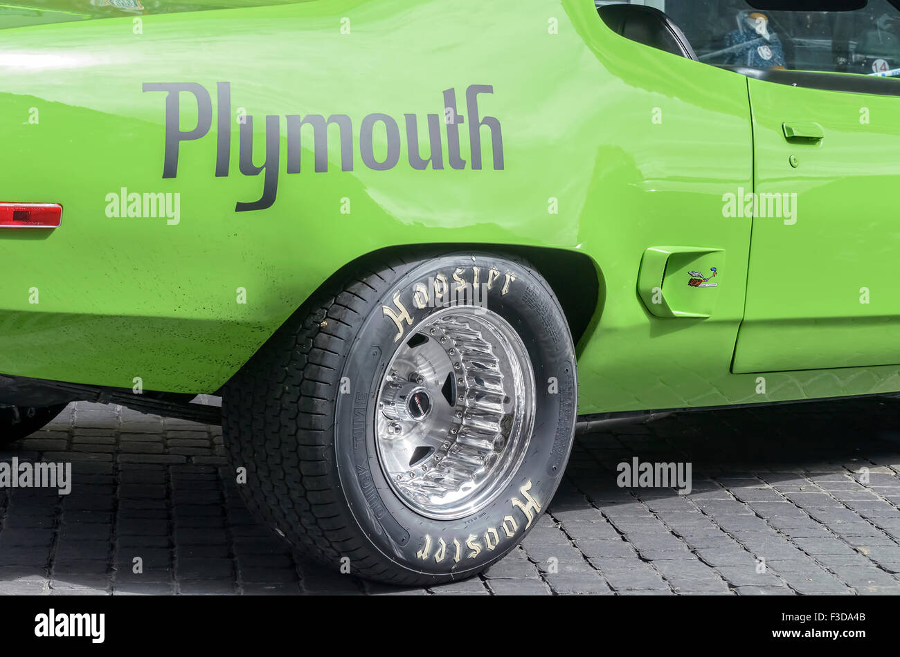 A TORREJON DE ARDOZ, Spagna - 3 ottobre 2015: Riunione di classic american cars, durante le feste patronali, dalle strade di Torrejon de Ardoz, il 3 ottobre 2015. Laterale Posteriore di verde auto, Plymouth Road Runner 440, del 1971. Foto Stock