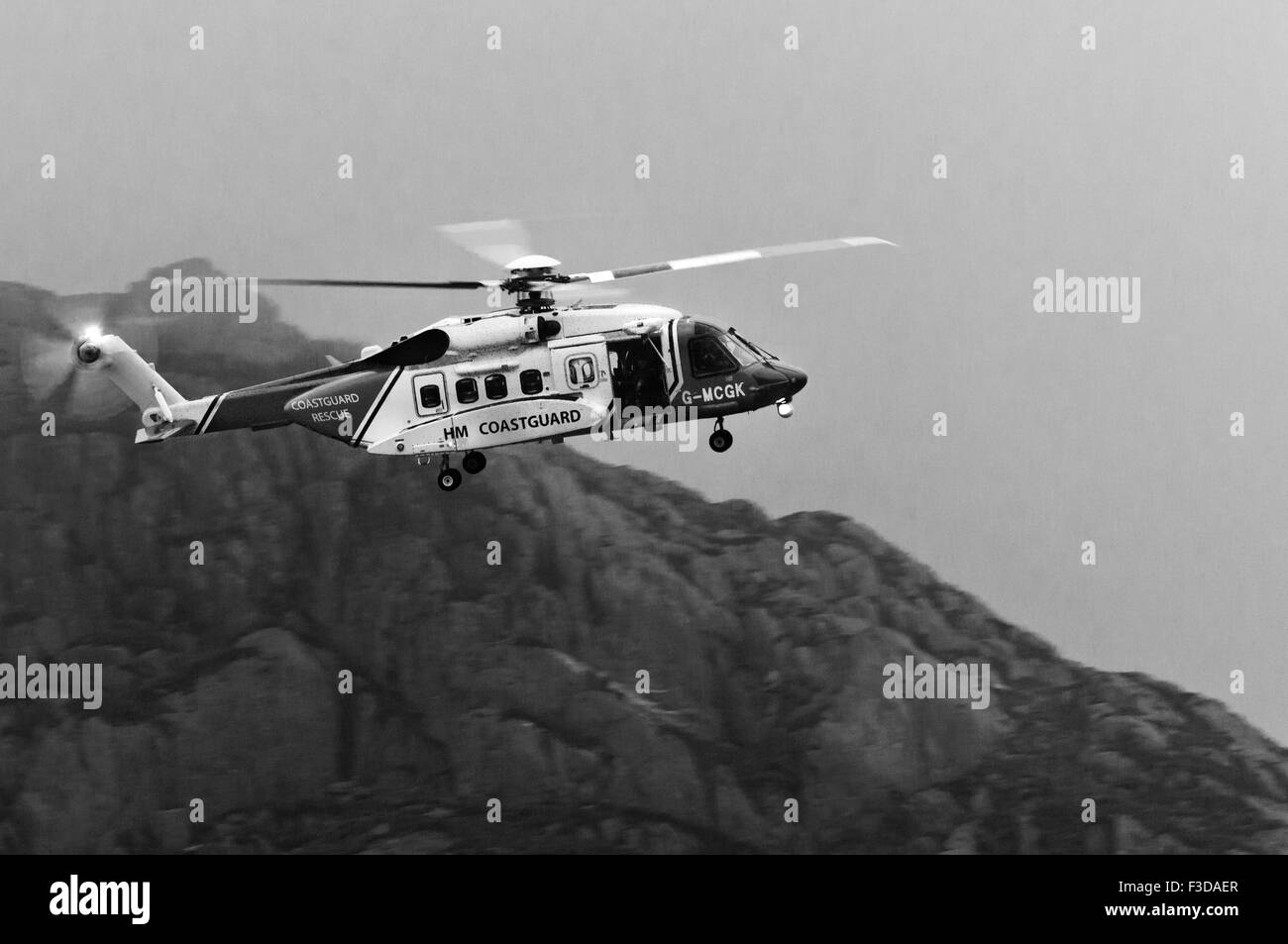 Come tramonto di Bristow S-92 Salvataggio in elicottero si diparte la scena di un salvataggio in Snowdonia Foto Stock