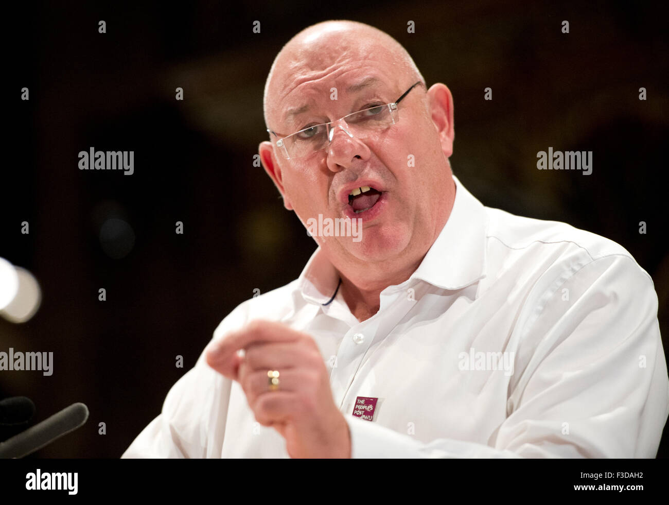 Manchester, Regno Unito. Il 5 ottobre 2015. Dave Ward, Segretario Generale dei Lavoratori di comunicazione europea (CWU), parla al popolo della post evento Rally a Cattedrale di Manchester. Credito: Russell Hart/Alamy Live News. Foto Stock