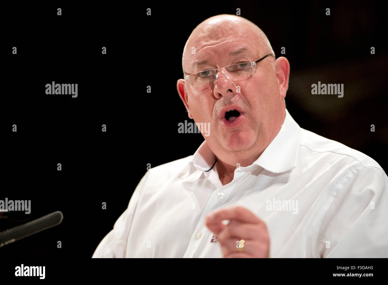 Manchester, Regno Unito. Il 5 ottobre 2015. Dave Ward, Segretario Generale dei Lavoratori di comunicazione europea (CWU), parla al popolo della post evento Rally a Cattedrale di Manchester. Credito: Russell Hart/Alamy Live News. Foto Stock