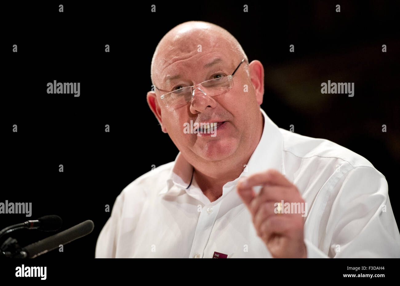 Manchester, Regno Unito. Il 5 ottobre 2015. Dave Ward, Segretario Generale dei Lavoratori di comunicazione europea (CWU), parla al popolo della post evento Rally a Cattedrale di Manchester. Credito: Russell Hart/Alamy Live News. Foto Stock