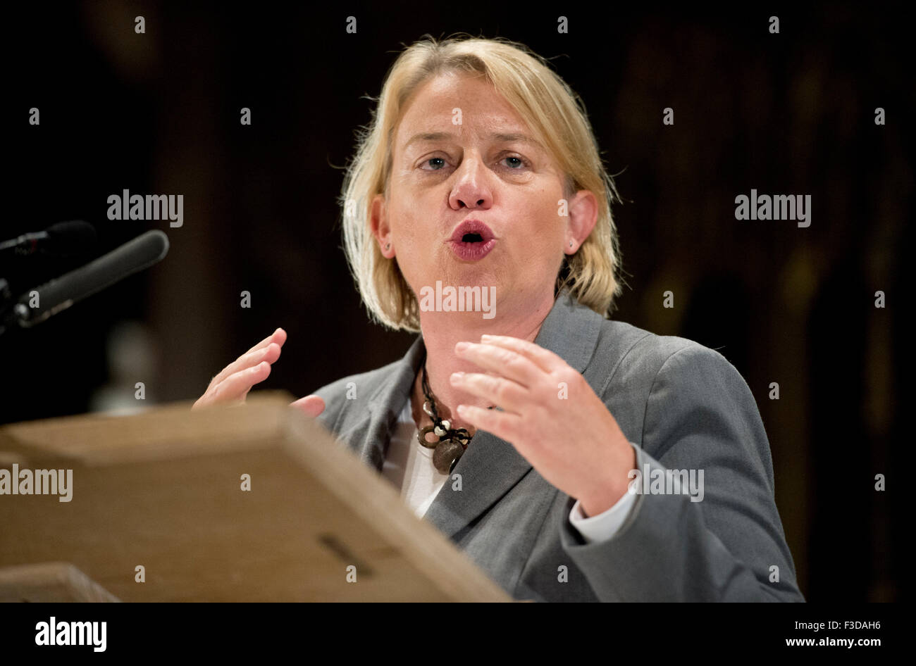 Manchester, Regno Unito. Il 5 ottobre 2015. Natalie Bennett, leader del Partito Verde in Inghilterra e nel Galles parla al popolo della post evento Rally a Cattedrale di Manchester. Credito: Russell Hart/Alamy Live News. Foto Stock Manchester, Regno Unito. Il 5 ottobre 2015. Natalie Bennett, leader del Partito Verde in Inghilterra e nel Galles parla al popolo della post evento Rally a Cattedrale di Manchester. Credito: Russell Hart/Alamy Live News. Foto Stock