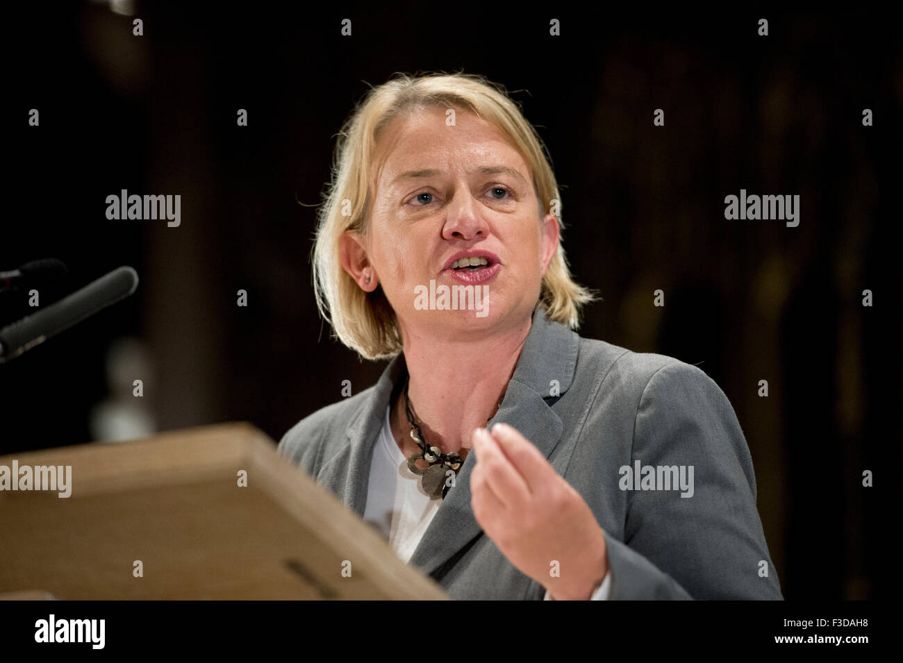Manchester, Regno Unito. Il 5 ottobre 2015. Natalie Bennett, leader del Partito Verde in Inghilterra e nel Galles parla al popolo della post evento Rally a Cattedrale di Manchester. Credito: Russell Hart/Alamy Live News. Foto Stock Manchester, Regno Unito. Il 5 ottobre 2015. Natalie Bennett, leader del Partito Verde in Inghilterra e nel Galles parla al popolo della post evento Rally a Cattedrale di Manchester. Credito: Russell Hart/Alamy Live News. Foto Stock