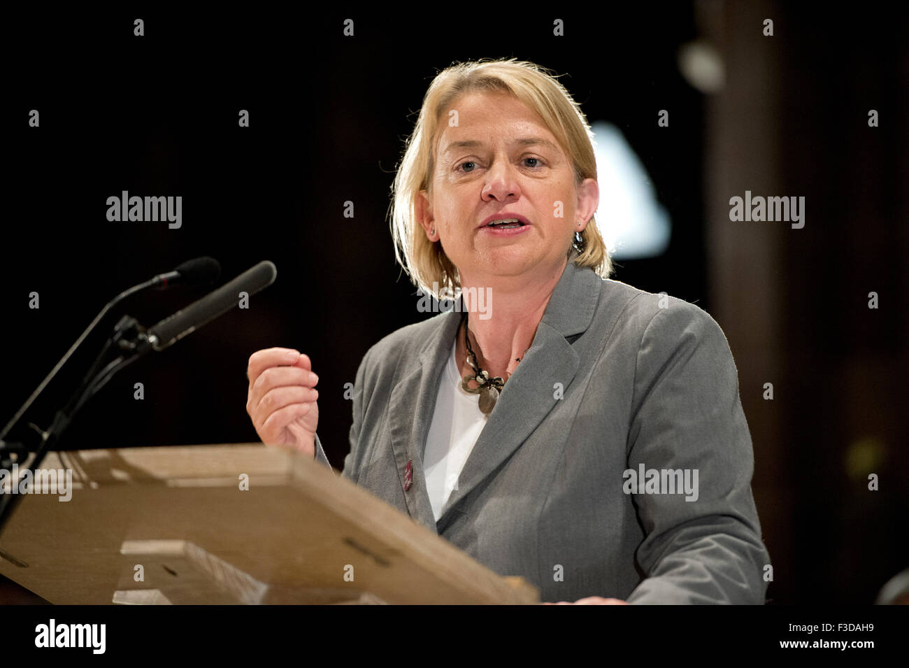 Manchester, Regno Unito. Il 5 ottobre 2015. Natalie Bennett, leader del Partito Verde in Inghilterra e nel Galles parla al popolo della post evento Rally a Cattedrale di Manchester. Credito: Russell Hart/Alamy Live News. Foto Stock Manchester, Regno Unito. Il 5 ottobre 2015. Natalie Bennett, leader del Partito Verde in Inghilterra e nel Galles parla al popolo della post evento Rally a Cattedrale di Manchester. Credito: Russell Hart/Alamy Live News. Foto Stock