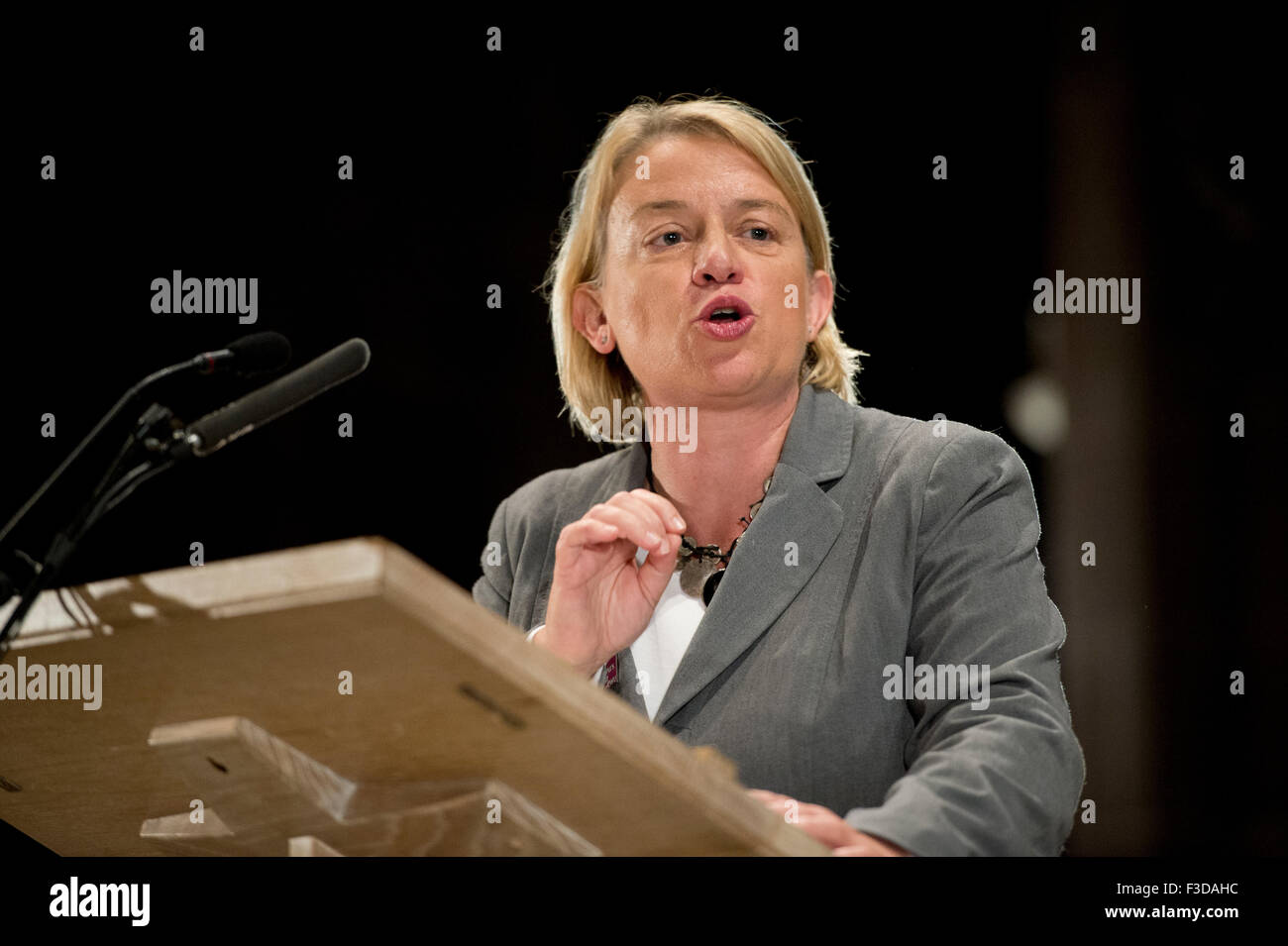 Manchester, Regno Unito. Il 5 ottobre 2015. Natalie Bennett, leader del Partito Verde in Inghilterra e nel Galles parla al popolo della post evento Rally a Cattedrale di Manchester. Credito: Russell Hart/Alamy Live News. Foto Stock Manchester, Regno Unito. Il 5 ottobre 2015. Natalie Bennett, leader del Partito Verde in Inghilterra e nel Galles parla al popolo della post evento Rally a Cattedrale di Manchester. Credito: Russell Hart/Alamy Live News. Foto Stock