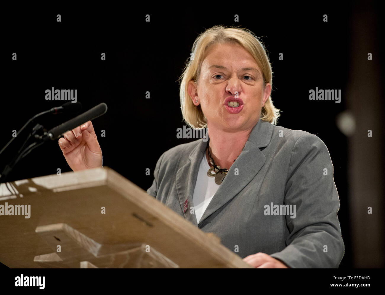 Manchester, Regno Unito. Il 5 ottobre 2015. Natalie Bennett, leader del Partito Verde in Inghilterra e nel Galles parla al popolo della post evento Rally a Cattedrale di Manchester. Credito: Russell Hart/Alamy Live News. Foto Stock Manchester, Regno Unito. Il 5 ottobre 2015. Natalie Bennett, leader del Partito Verde in Inghilterra e nel Galles parla al popolo della post evento Rally a Cattedrale di Manchester. Credito: Russell Hart/Alamy Live News. Foto Stock