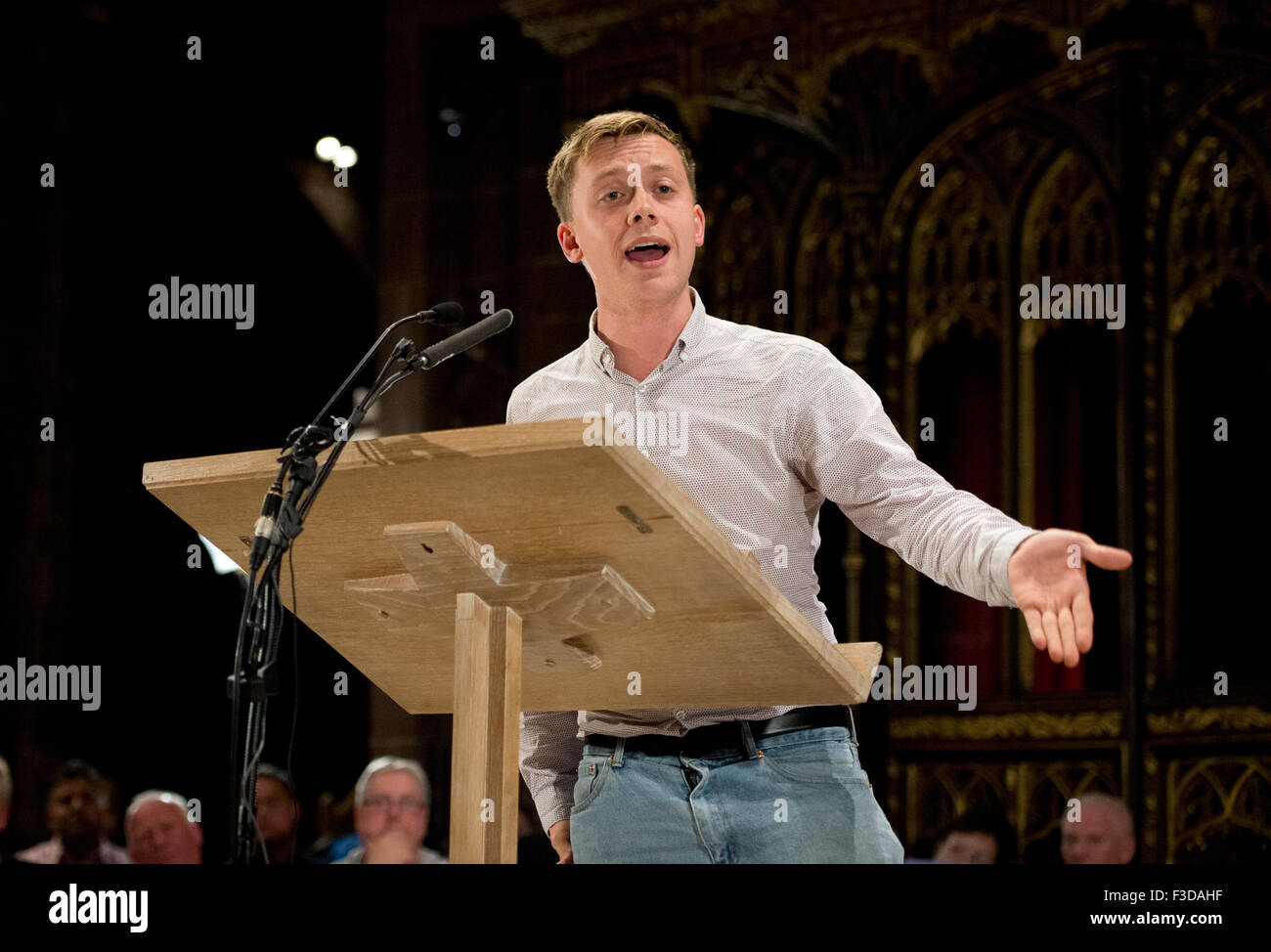 Manchester, Regno Unito. Il 5 ottobre 2015. Giornalista Owen Jones parla al popolo della post evento Rally a Cattedrale di Manchester. Credito: Russell Hart/Alamy Live News. Foto Stock