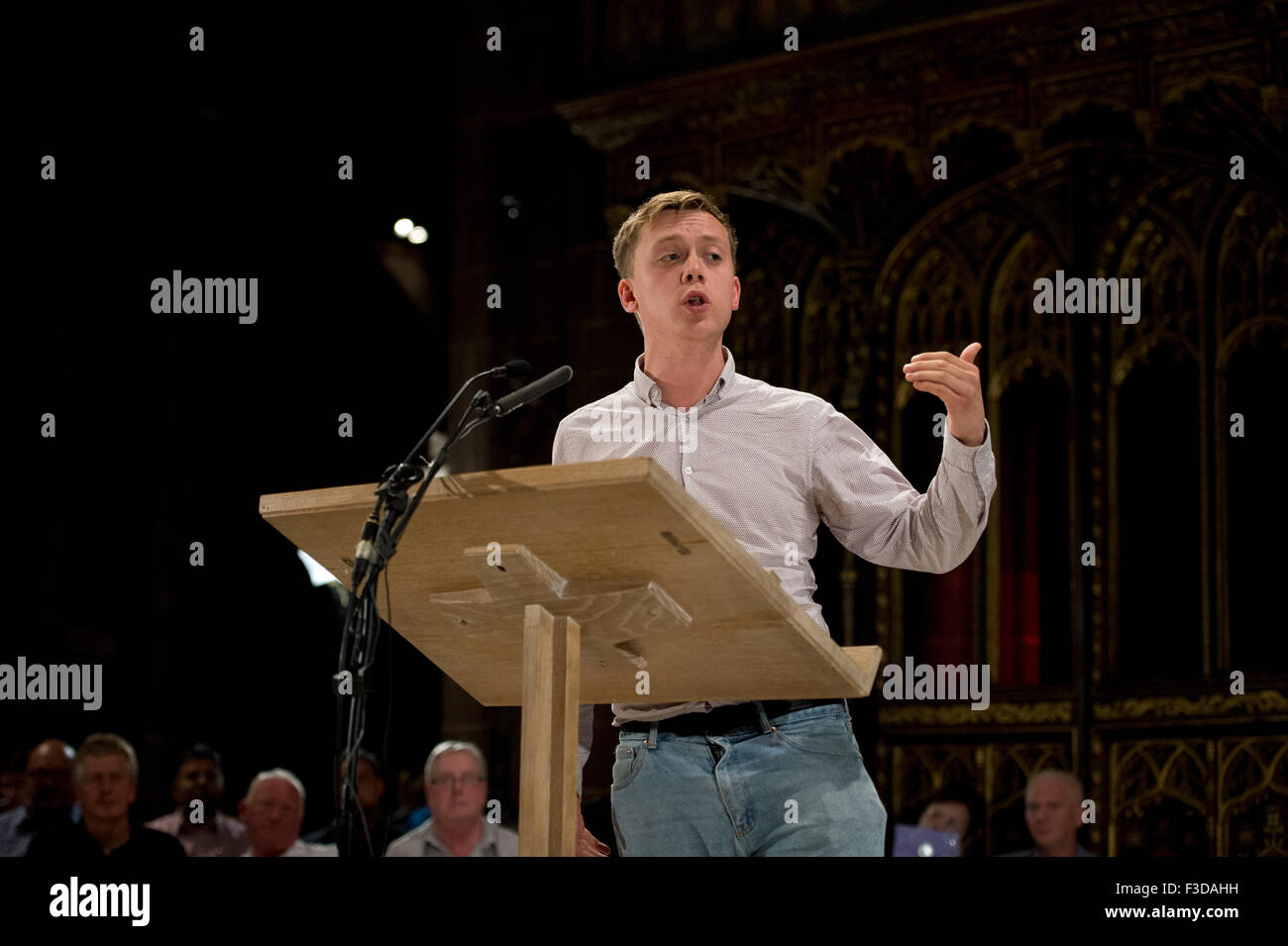 Manchester, Regno Unito. Il 5 ottobre 2015. Giornalista Owen Jones parla al popolo della post evento Rally a Cattedrale di Manchester. Credito: Russell Hart/Alamy Live News. Foto Stock