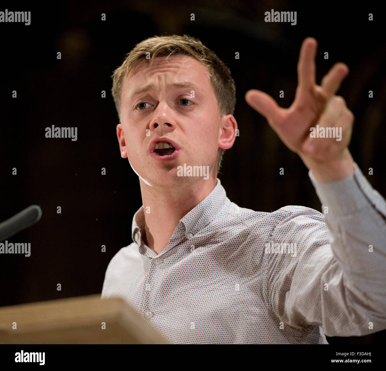 Manchester, Regno Unito. Il 5 ottobre 2015. Giornalista Owen Jones parla al popolo della post evento Rally a Cattedrale di Manchester. Credito: Russell Hart/Alamy Live News. Foto Stock