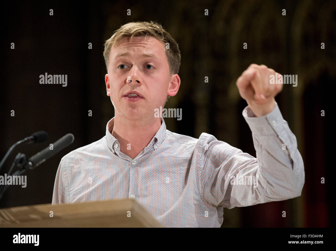 Manchester, Regno Unito. Il 5 ottobre 2015. Giornalista Owen Jones parla al popolo della post evento Rally a Cattedrale di Manchester. Credito: Russell Hart/Alamy Live News. Foto Stock