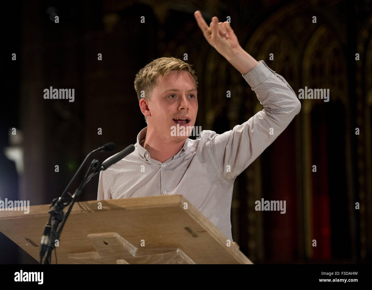 Manchester, Regno Unito. Il 5 ottobre 2015. Giornalista Owen Jones parla al popolo della post evento Rally a Cattedrale di Manchester. Credito: Russell Hart/Alamy Live News. Foto Stock