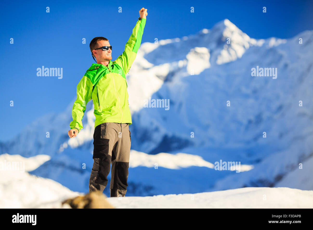 L'uomo escursionista o alpinista compiere in montagne invernali, ispirazione e motivazione Realizzazione concetto aziendale. Arrampicata di successo. Foto Stock